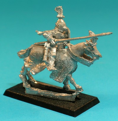 Pose 2. The mounted figure is identically armoured, but he holds a long lance in his right hand and a shield on his left arm. His helmet visor is closed. The Cavalier's horse wears a full-length caparison decorated with a rampant griffon design, and an armoured, plumed face-plate.