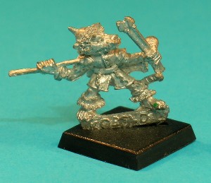 Pose 3, variant E. This figure holds 2 javelins in his left hand, and is about to launch a third one with his right. He wears a spiked steel cap with fur edging and has 2 small pointed horns, pointed ears and a closed mouth.