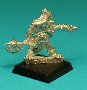 Pose 4, variant D. This figure appears to be a Kobold leader, armed with a handaxe in his right hand, and pointing with his left. He is looking to the right and has 2 long, upwards-pointing horns and long ears. He sports a mohican-style haircut and has a closed mouth with protruding fangs.